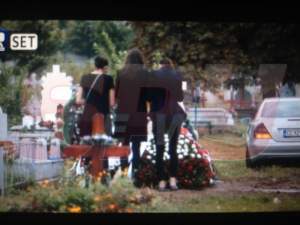 EXCLUSIV!!!! Nu îşi pot lua adio definitiv! Alina, Monica şi Ramona s-au întors la mormântul mamei lor! FOTO