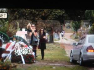 EXCLUSIV!!!! Nu îşi pot lua adio definitiv! Alina, Monica şi Ramona s-au întors la mormântul mamei lor! FOTO