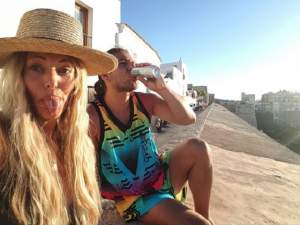 FOTO / Delia şi soţul, vacanţă de vis în Ibiza! Cei doi se distrează de minune. Artista s-a lăsat pozată, iar imaginile sunt IREZISTIBILE