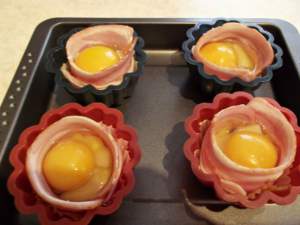 FOTO / REŢETA ZILEI - MARŢI: Ouă în cuib de bacon