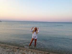 FOTO / Vica Blochina, vacanţă de vis în Grecia! MILF-eta sexy de 42 de ani n-a plecat singură
