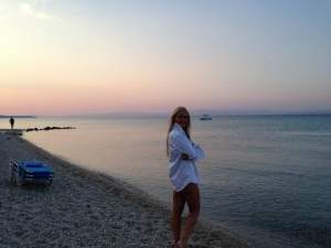 FOTO / Vica Blochina, vacanţă de vis în Grecia! MILF-eta sexy de 42 de ani n-a plecat singură