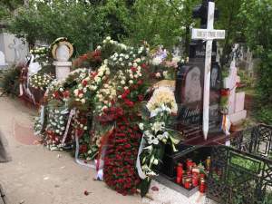 FOTO / Cum arată mormântul Ionelei Prodan! Gest şocant făcut de un bărbat lângă crucea regretatei artiste