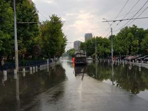 VIDEO / Bucureşti, sub ape! Străzile sunt inundate şi pietonii au fost luați pe sus de viitură