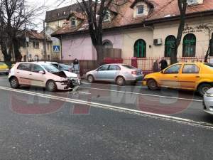 Accident rutier în Capitală! Doi șoferi s-au tamponat serios