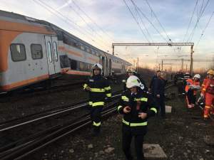 Două trenuri s-au ciocnit puternic la Ploieşti! Imagini de la locul tragediei