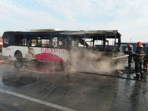 Incendiu violent în Bacău! Un autobuz a fost cuprins de flăcări, şoferul abia a scăpat / VIDEO