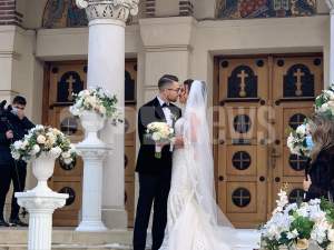Andrei Iordănescu și proaspăta lui soție, vizibil emoționați la ieșirea din biserică! Tinerii însurăței au spus marele „DA” / VIDEO