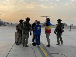 Românii evacuați din Afganistan s-au întors acasă. Ce mesaj le-a transmis președintele României, Klaus Iohannis