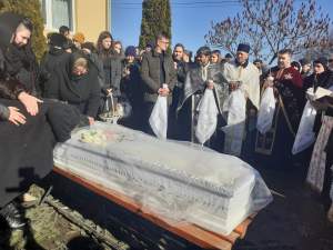 Andreea Horga, tânăra care a murit în accidentul de la Liteni, a fost condusă pe ultimul drum. Sute de oameni au fost prezenți la înmormântarea ei