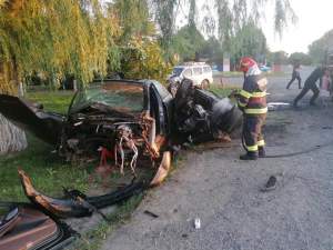 Tragedie fără margini în Ialomița. O persoană a murit, după ce mașina pe care o conducea s-a rupt în două la impactul puternic cu un autoturism / FOTO