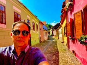 Orașul din România despre care Dan Negru spune că este mai frumos decât Santorini: „Culorile sunt mai spectaculoase” / FOTO