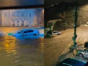 Imagini de coșmar din Tulcea! Ploile torențiale au făcut haos în oraș. Mașinile au fost luate de apă și șoferii au rămas blocați: ”Nu pot să cred aşa ceva” / FOTO