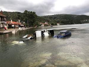 Scene de groază în Grecia! Zeci de turiști români au rămas blocați pe un feribot. Valurile uriașe au creat panică
