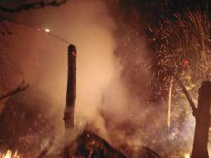 Tragedie în Vaslui. O femeie a murit arsă de vie, după ce locuința ei a fost cuprinsă de flăcări