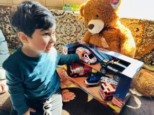 Ce cadou a primit Radu Ayan, în ziua în care a ajuns acasă din spital. Băiețelul de 2 ani, dispărut în Botoșani, a fost în culmea fericirii / FOTO