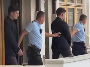Incredibil cum arată Vlad Pascu, după aproape un an petrecut în arest! Șoferul drogat s-a întâlnit pentru prima dată cu părinții tinerilor pe care i-a ucis / VIDEO