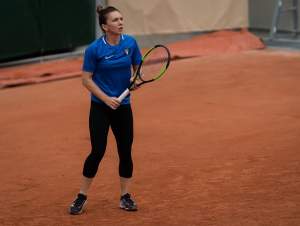 FOTO & VIDEO / La picioarele „Regelui”! Simona Halep s-a antrenat la Roland Garros în tricoul Viitorului Constanţa