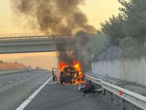 Panică pe autostrada A1, între Deva și Sibiu! O mașină a luat foc / FOTO