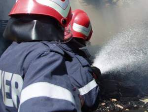 Un bărbat din Botoșani a ars pe 30% din suprafaţa corpului. Își incendiase propriul autoturism, din greșeală