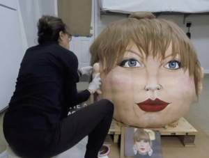 Chipul lui Taylor Swift, pictat pe un dovleac de 180 de kilograme pentru Halloween. A fost nevoie de 10 ore pentru realizarea creației / FOTO