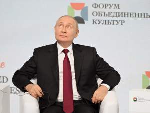 O expertă în limbajul corporal, semnele care arată că Vladimir Putin ar fi fost înlocuit de o sosie. Președintele rus ar fi murit