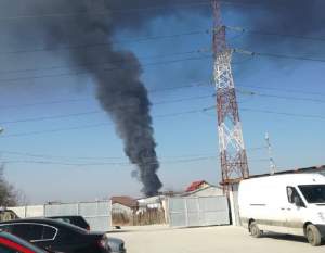 VIDEO / Incendiul din Afumaţi ar fi fost provocat. "Cineva a aruncat o sticlă cu benzină care ardea"