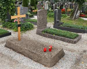 CAZ CUTREMURĂTOR! O fetiţă a murit în a treia zi de la Paşte, după ce o cruce din cimitir a căzut peste ea