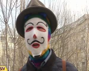 VIDEO / "Priveşte cerul" este mesajul care a acaparat România! Este scris de un artist celebru ce poartă mască! Ştiai că el e "vinovatul"?