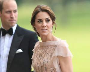 FOTO / Se topeşte pe picioare! Kate Middleton a luat-o pe urmele Angelinei Jolie. Cum a ajuns să arate ducesa de Cambridge