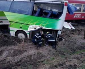 ULTIMA ORĂ! Un autobuz a fost lovit în plin de un tren de călători