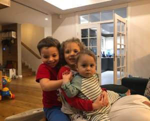 FOTO / Soţul Mirelei Vaida, fotografie emoţionantă cu cei trei copii. Le-au topit pe loc inimile internauţilor