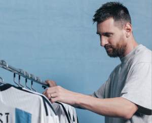 6 tricouri purtate de Lionel Messi, scoase la licitaţie. Cu cât se vând piesele vestimentare îmbrăcate de argentinian la Cupa Mondială din Qatar / FOTO