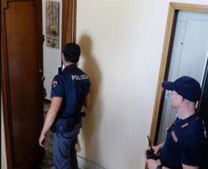 Imagini şocante din apartamentul în care o învăţătoare româncă a fost ucisă de soţul ei! Doi copii au rămaşi orfani de mamă