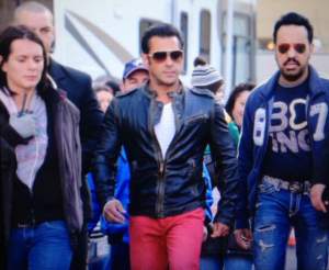 VIDEO Cu o pereche de pantaloni roz, Salman Khan face ravagii printre românce!