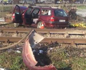VIDEO / O femeie a murit, după ce maşina în care se afla a fost lovită de tren! Soţul ei nu a văzut semnalele luminoase