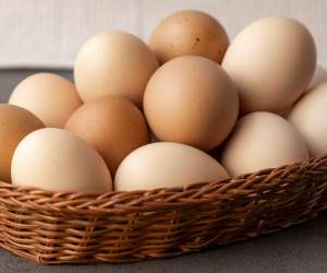 E periculos să consumi ouă cu două gălbenușuri, sau ouă cu micuțe cheaguri de sânge? Ce spun specialiștii