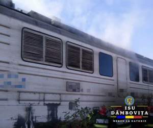 Incendiu de proporții în Dâmbovița! Locomotiva unui tren încărcat cu pasageri a luat foc / FOTO