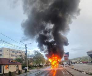 Incident halucinant în Caraș-Severin. Un autocar plin cu zeci de elevi a luat foc în mers / FOTO