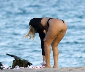 FOTO / Și-au etalat posterioarele de brazilience la plajă și au zăpăcit bărbații! Paparazzii le-au prins în cele mai indecente poziții