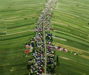 Cum arată satul în care toți oamenii locuiesc pe aceeași stradă. Imaginile au devenit virale pe internet / FOTO