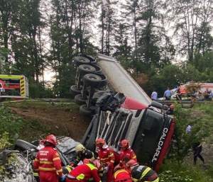 Tragedie în Suceava! Două persoane au murit, în urma unui accident rutier grav. O mașina a intrat în coliziune cu un TIR / FOTO