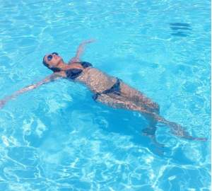 Imagini fierbinţi cu Andreea Raicu la plajă. În costum de baie sau în rochii vaporoase, vedetei i s-au văzut sfârcurile în toată splendoarea