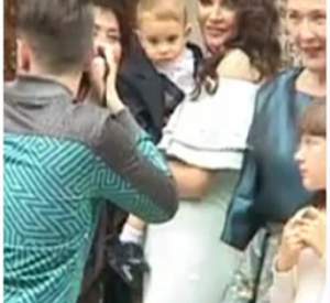 VIDEO / Un adevărat CAVALER! Cum şi-a îmbrăcat Alina Puşcaş băieţelul în ziua botezului