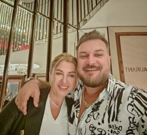Xtra Night Show. Adi de la Vâlcea, interviu emoționant despre familie: „Nu am ce să-mi doresc mai mult!”. Artistul își surprinde zilnic soția / VIDEO