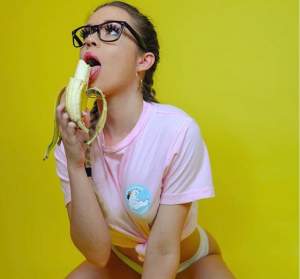 FOTO / Morgan Lux, scene deocheate, în văzul tuturor! A mâncat cu poftă dintr-o banană