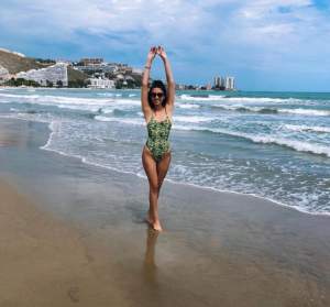 Uite cum arată Reina la plajă. Cântăreaţa cu cele mai frumoase picioare din România i-a înnebunit şi pe spanioli