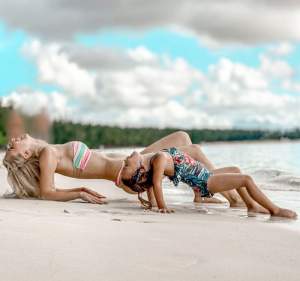 FOTO / Andreea Bălan, imagine de colecţie cu una dintre fiicele sale, pe plaja din Mauritius. "Aşa mama, aşa fiică"
