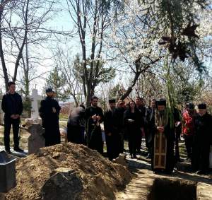 FOTO / Fiica lui Aurelian Preda, la înmormântarea tatălui Silvaniei Rîciu: "La fix 6 luni l-a luat acolo..."