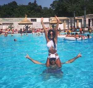 FOTO / Daniela Crudu a fost surprinsă în compania unui bărbat! Cum se distrează cu el la piscină